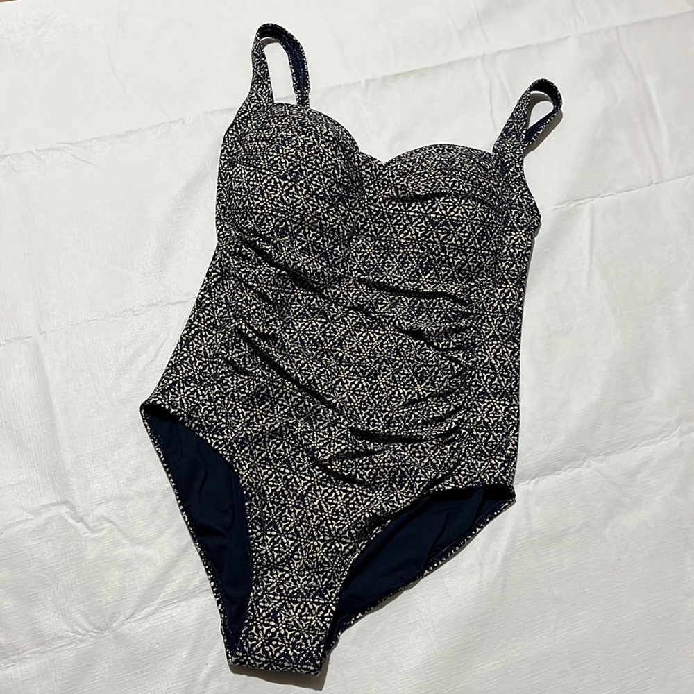 Unbranded one piece bathing suit D/DD